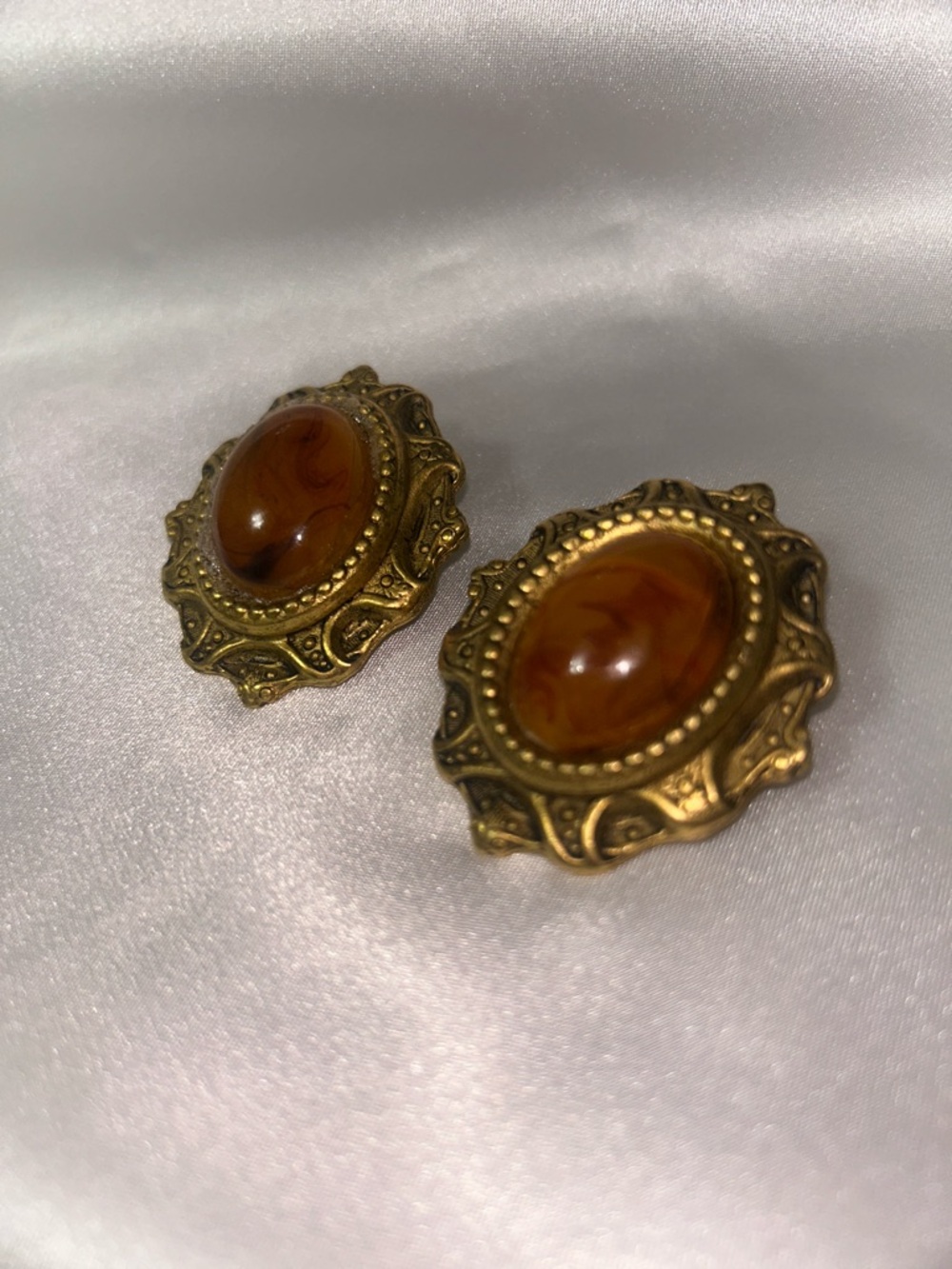 Vintage-Inspired Gold Tone Amber Cabochon Clipon Earrings - Wmn J410 Purp Bag